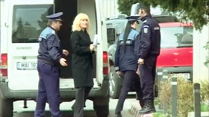 
    Fostul ministru a apărut ieri la DNA cu părul ondulat, cum îl avea la 18 ani  