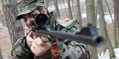 Paznicul de vânătoare a fost împuşcat accidental în cap de un coleg de muncă