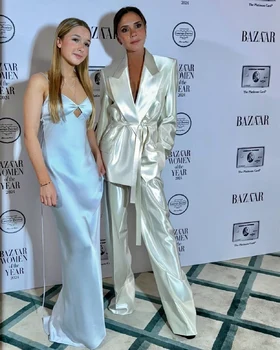 Victoria Beckham şi fiica sa, Harper Beckham, la gala premiilor Harper's Bazaar. FOTO: Instagram