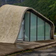 Celebra clădire de toaletă de la Ureddplassen pe traseul pitoresc Kystriksveien din nordul Norvegiei.