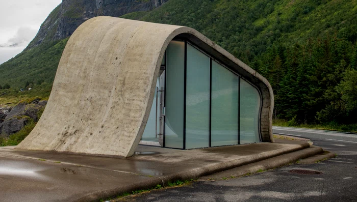 Celebra clădire de toaletă de la Ureddplassen pe traseul pitoresc Kystriksveien din nordul Norvegiei.