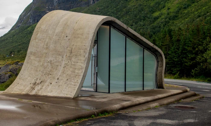 Celebra clădire de toaletă de la Ureddplassen pe traseul pitoresc Kystriksveien din nordul Norvegiei.