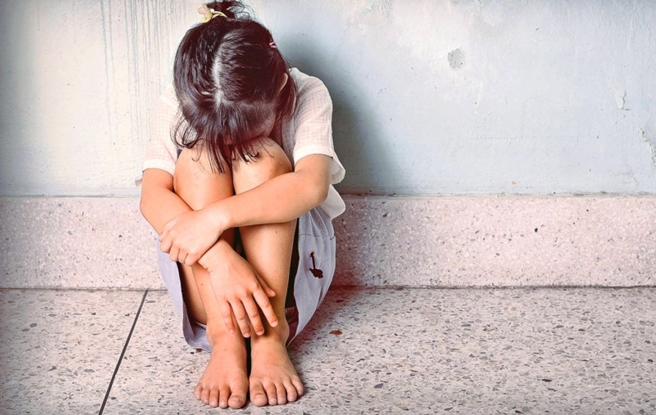O mamă din Suceava care și-a violat copiii minori a fost condamnată la 7 ani de închisoare. Ce acuzații i se aduc