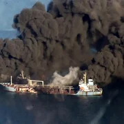 nave lovite în Marea Azov jpg