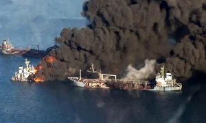 nave lovite în Marea Azov jpg