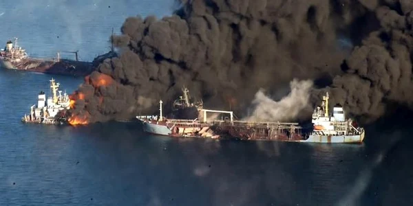 nave lovite în Marea Azov jpg
