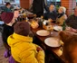 Valentin Sanfira și colega Claudia Ghițulescu au servit mici de 1 Mai cu seniorii de la Căminul de bătrâni Ioachim și Ana, din Mogoșoaia foto: Instagram 