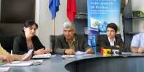 Valentin Cuibus (centru), la o conferinţă de presă în calitate de inspector şcolar general