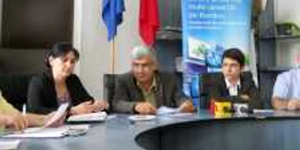 Valentin Cuibus (centru), la o conferinţă de presă în calitate de inspector şcolar general