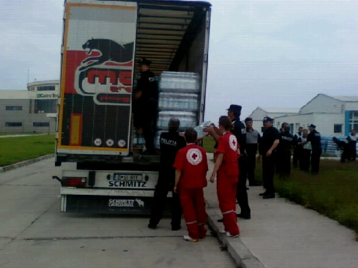 Au descărcat donaţiile cu ajutorul jandarmilor