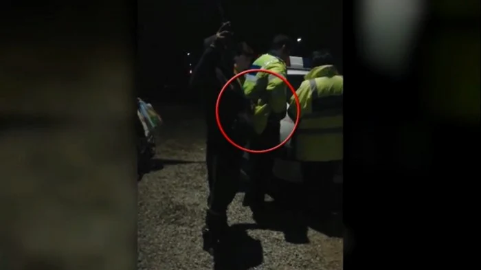 Hoţul este filmat în timp ce fură din buzunarul poliţistului un pachet cu ţigări FOTO observator.tv