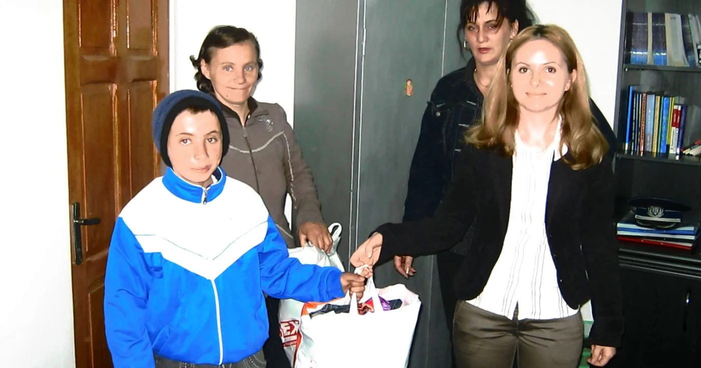 Politistii (drepta) oferind cadouri unui copil care a disparut de mai multe ori de acasa
