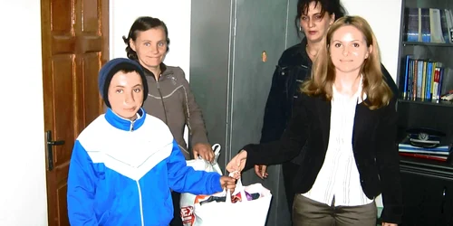 Politistii (drepta) oferind cadouri unui copil care a disparut de mai multe ori de acasa