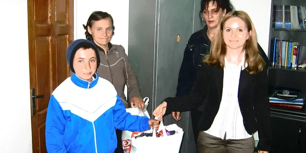 Politistii (drepta) oferind cadouri unui copil care a disparut de mai multe ori de acasa