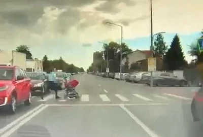 Mama lovită la Apărătorii Patriei pe trecerea de pietoni - blurat