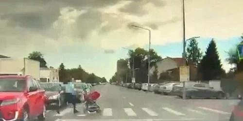 Mama lovită la Apărătorii Patriei pe trecerea de pietoni - blurat