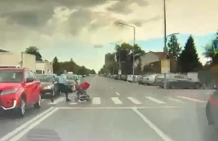 Momentul în care femeia este lovită FOTO: Captură video Hotnews