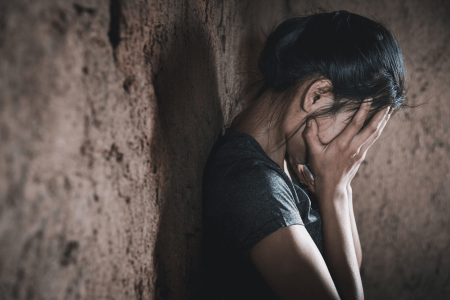 Copilă de 13 ani, abuzată sexual în mod repetat. Comunitatea, de partea agresorului