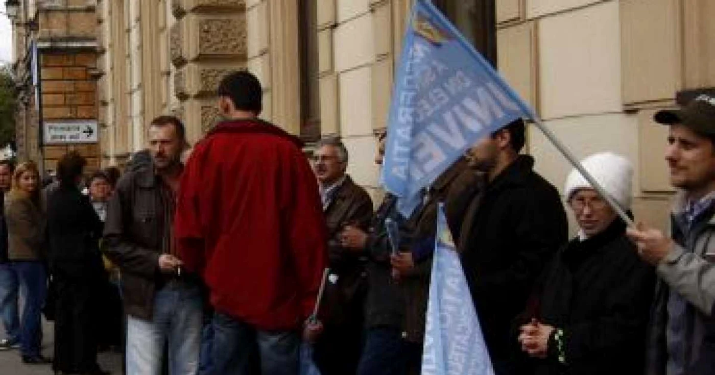 Sibiu: Angajaţii Electrica au pichetat Prefectura