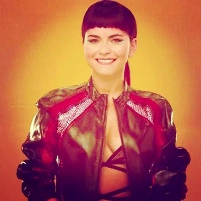 Inna, cu breton des, una din ipostazele in care apare in ultimul videoclip