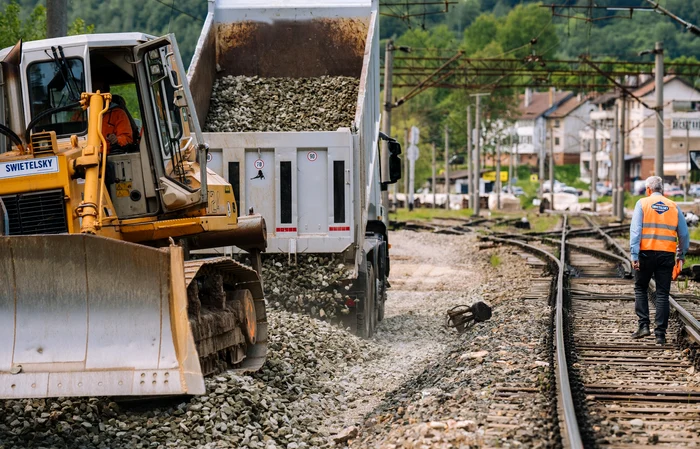 Lucrări pe calea ferată a cărbunelui. Foto: CFR Infrastructură Timișoara. 