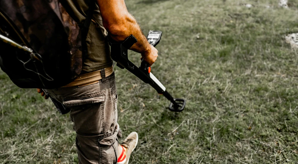 Un vânător de comori a găsit o fibulă romană veche de 2.000 de ani: „Am crezut că este un fel de insignă pe care ar fi purtat-o un copil”