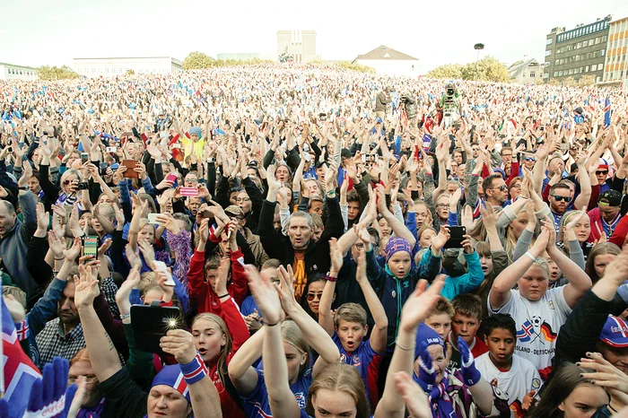 Zeci de mii de fani s-au adunat în capitală pentru a-i celebra pe eroi