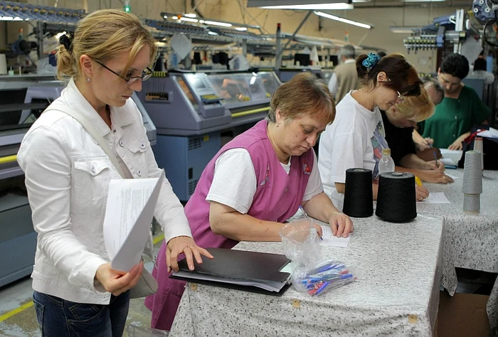 
    Mai mulţi angajaţi au fost şi ei amendaţi de inspectorii de muncă  