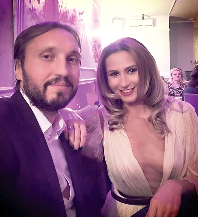 Crina se află în vacanță  împreună cu iubitul ei,  Gabi Popescu