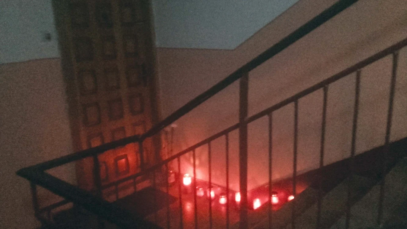 Candele şi flori, la uşa apartamentului în care au murit tatăl şi fiul