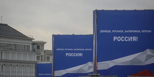 Afise de propaganda privind apartenenta unor regiuni ucrainene la Rusia FOTO EPA EFE jpg