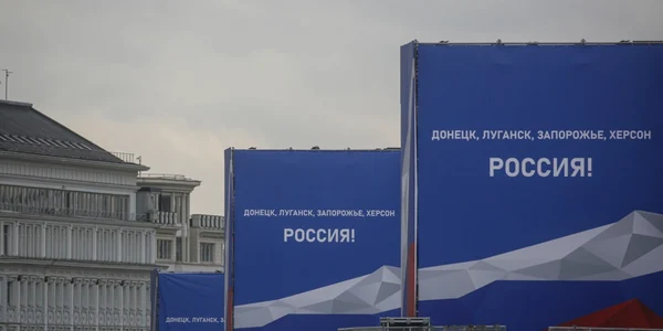 Afise de propaganda privind apartenenta unor regiuni ucrainene la Rusia FOTO EPA EFE jpg
