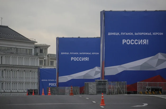 Panouri de propagandă privind apartenența unor regiuni ucrainene la Rusia FOTO EPA-EFE