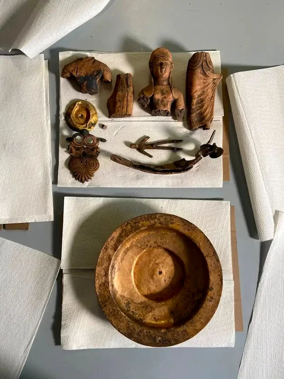 Obiectele descoperite în fântână (© Museo Nazionale Etrusco di Marzabotto)