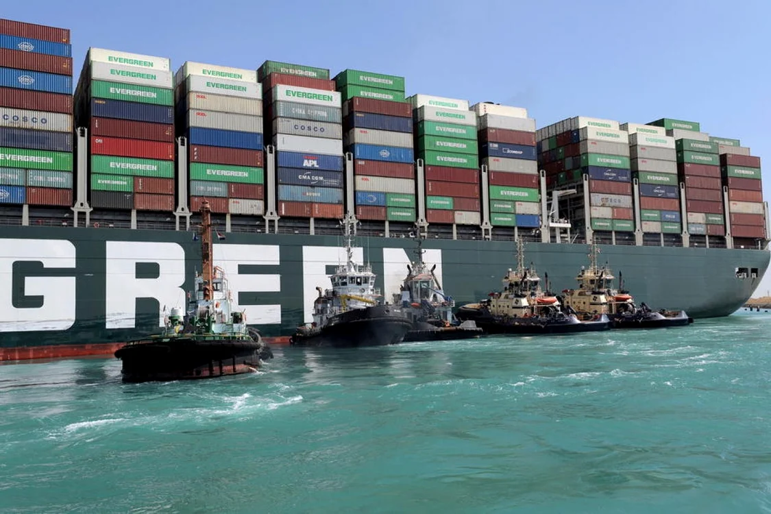 Un cargobot taiwanez s-a blocat de-a latul Canaului de Suez FOTO EPA-EFE