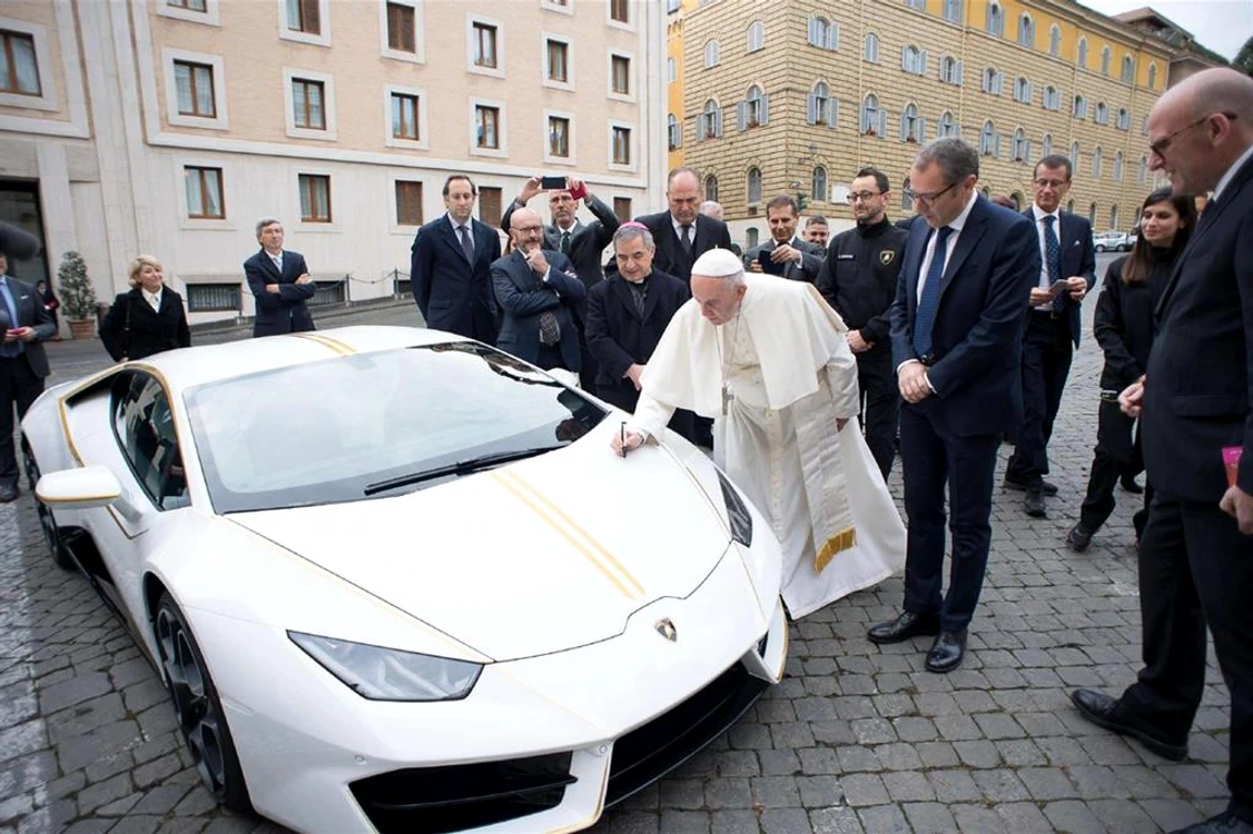 Huracan LP580-2 semnat de Papă a fost vândut la licitație pentru 715.000 de euro