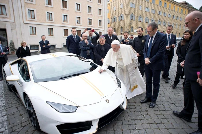 Huracan LP580-2 semnat de Papă a fost vândut la licitație pentru 715.000 de euro