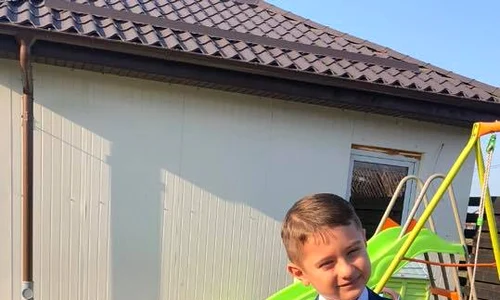 Ce doi copii au fost îmbrăcaţi în costum  jpeg