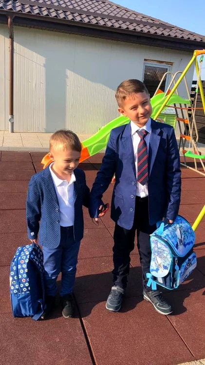 Ce doi copii au fost îmbrăcaţi în costum