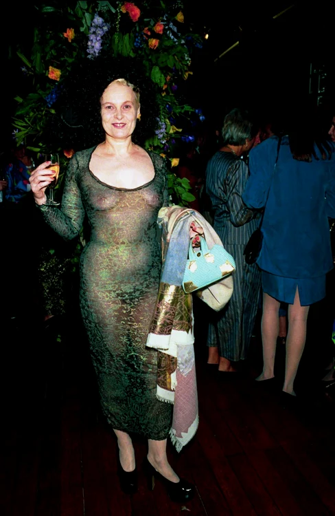 Vivienne Westwood într-o rochie lungă și transparentă, fără lenjerie