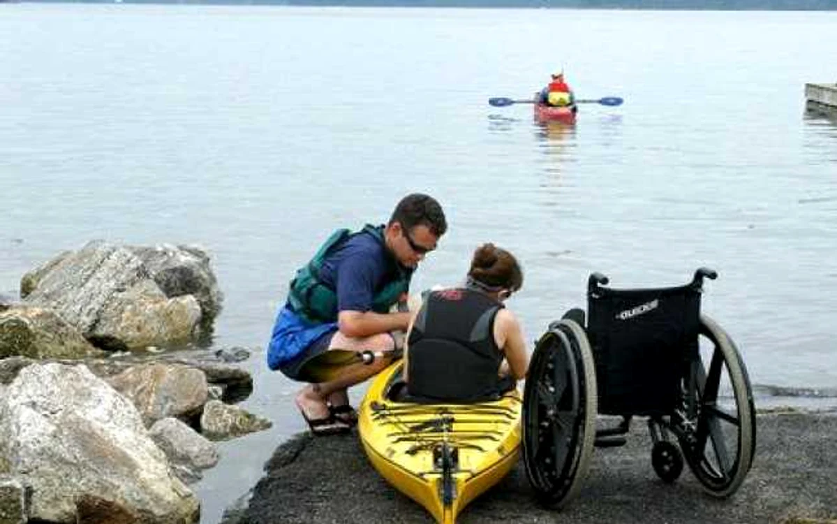 Cei de la CaiaceSmile îşi propun să redea libertatea de mişcare persoanelor cu handicap locomotor - foto: obiectiv-sm.ro