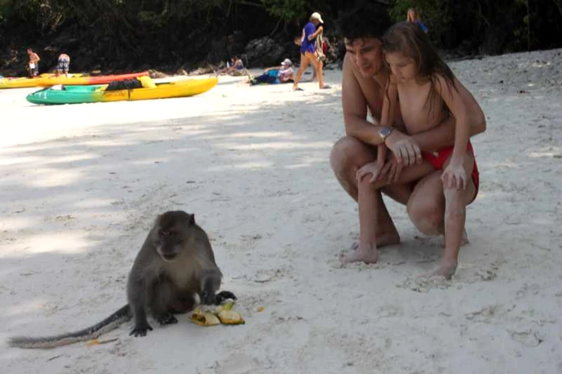 Luis Lazarus, excursie în Thailanda cu Andreea şi Ana. (Foto: Arhiva personală)