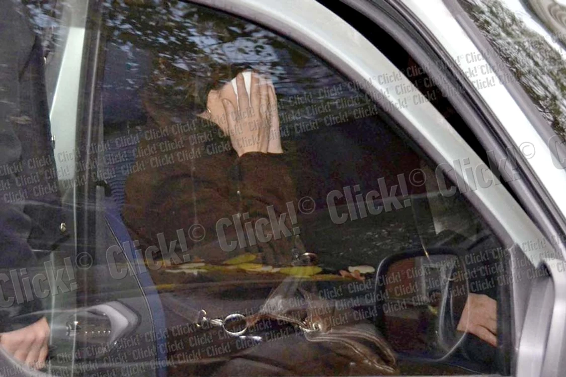Plânsă şi obosită,  Irina şi-a făcut  apariţia la  Biserica Batiştei (Fotografii: Mihai Ionescu)