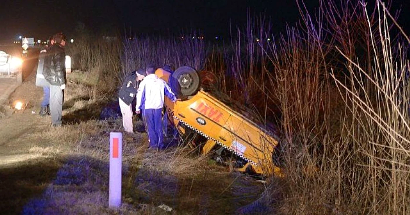 Maşina răsturnată. FOTO: pressalert.ro