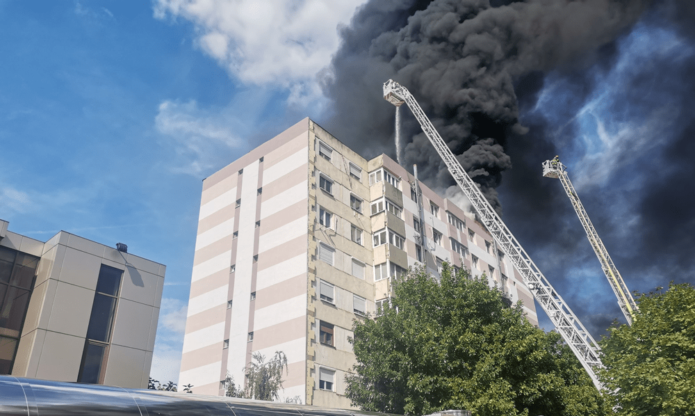 Meseriașul „Dorel“ a dat foc unui bloc. Incendiul puternic din Timișoara, provocat la acoperiș