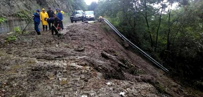 Alunecările de teren au produs pagube însemnate pe drumul spre Sarmizegetusa Regia. FOTOGRAFII: SPAMI.