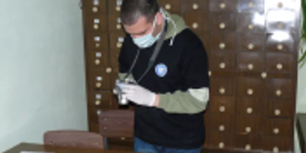 Istoricul Dumitru Lăcătuşu cercetând arhive Sursa Facebook DL / autor Ştefan Bosomitu