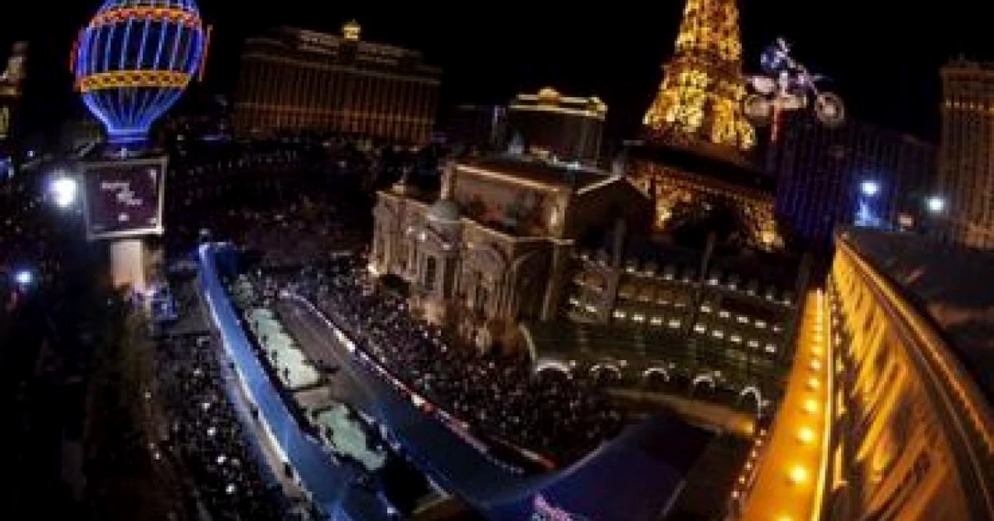 VIDEO Un tânăr australian reuşeşte un salt spectaculos peste Tower Bridge