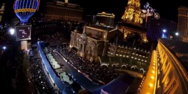VIDEO Un tânăr australian reuşeşte un salt spectaculos peste Tower Bridge