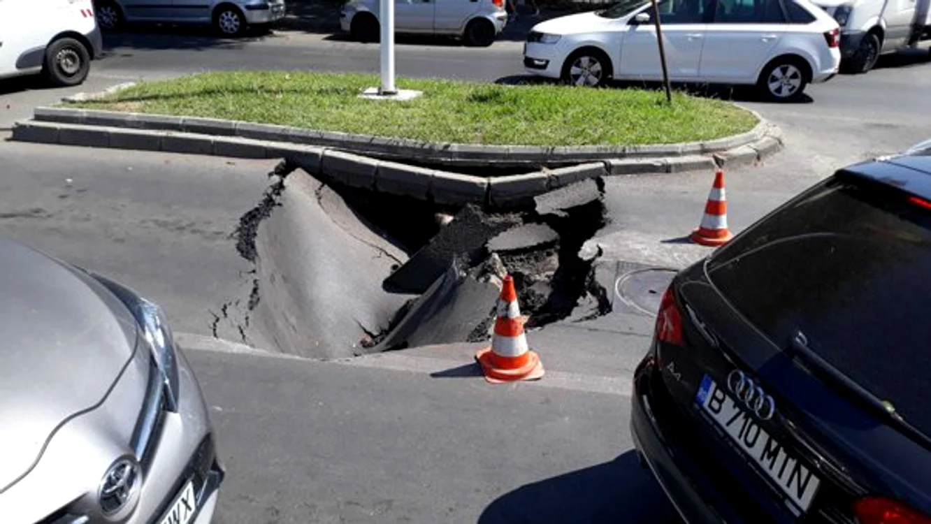 
    Groapa formată în urma surpării asfaltului  
